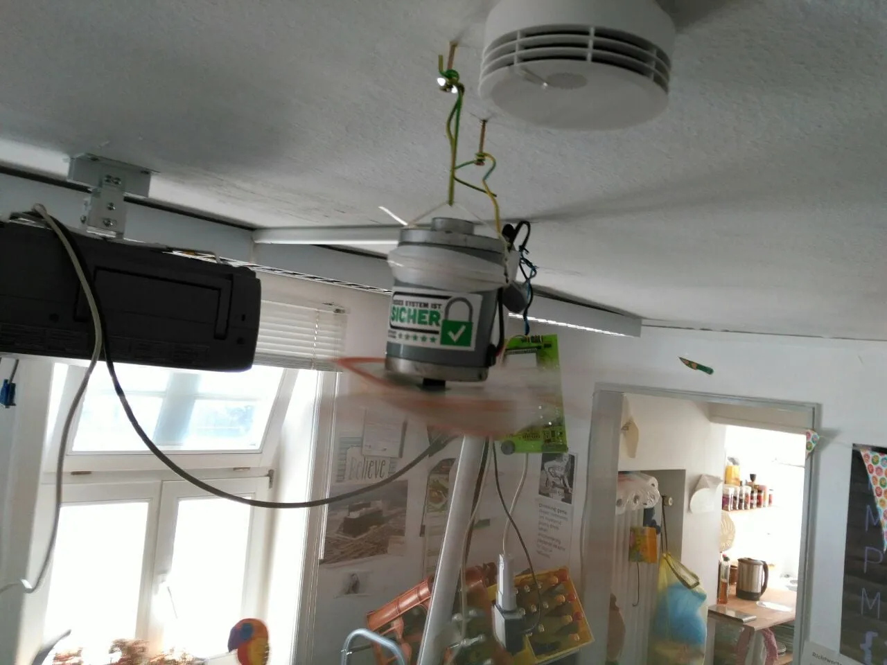 Deckenventilatator installiert.