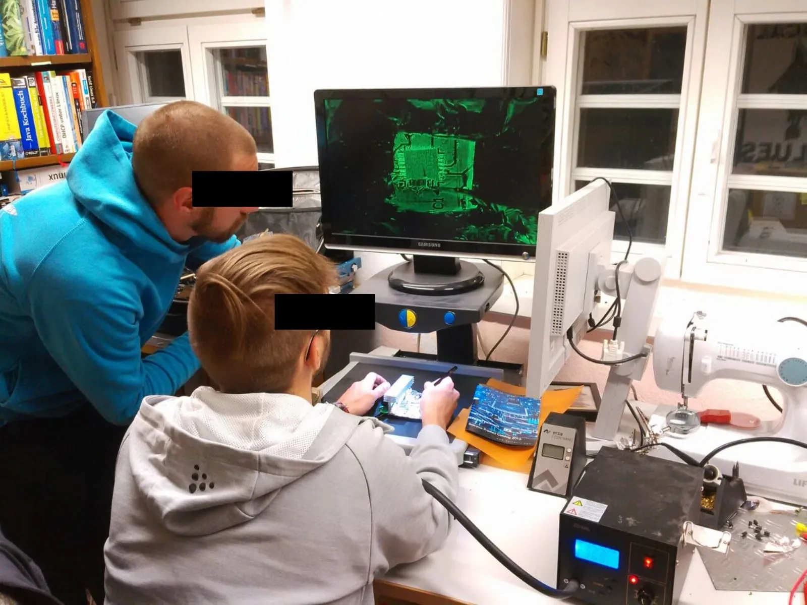 Mit Bildschirmlupe SMD-Teile platziert. Mit Heißluft gelötet.