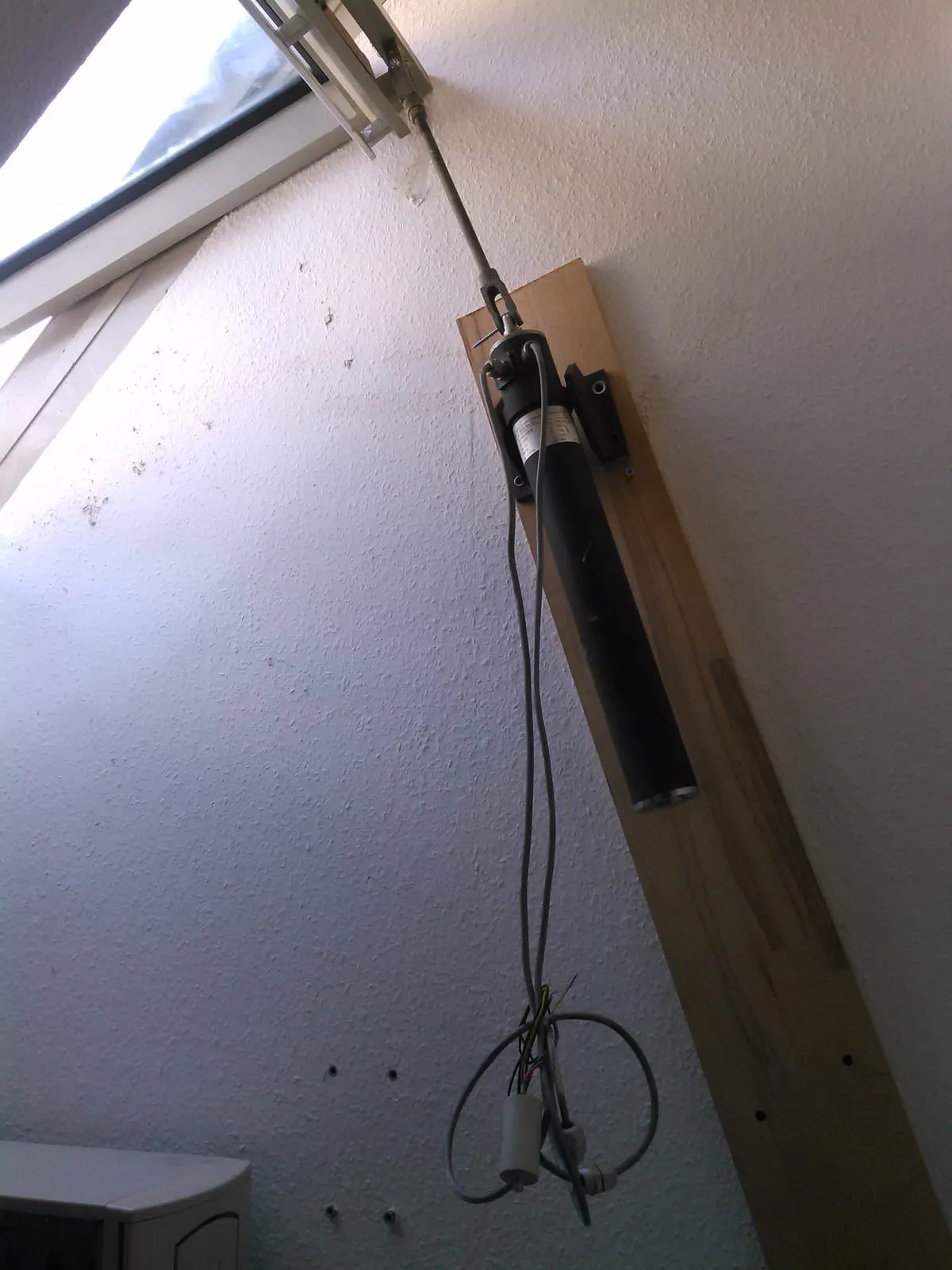 Fenster vorbereitet, elektrisch zu öffnen und schließen.