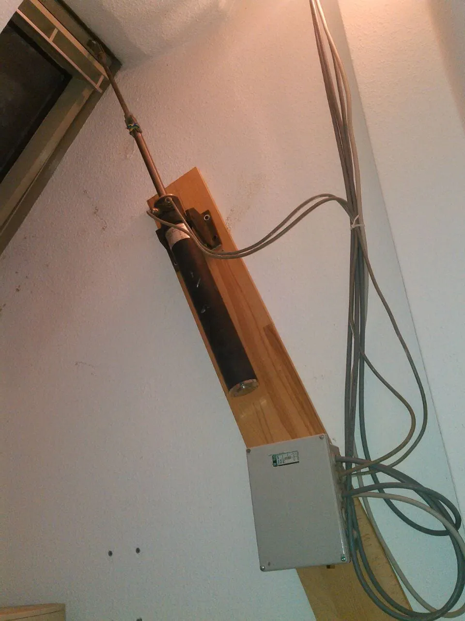 Fenster (siehe gestern) fährt jetzt auf und zu. Außerdem geht eine Lampe an, wenn Not-Aus / Wartungsschalter betätigt wird.