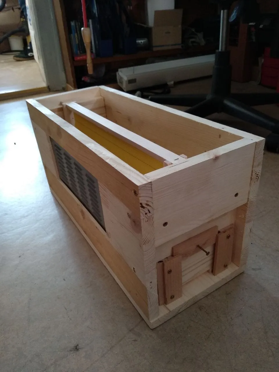 Halbe Bienenbeute zum Transport gebaut